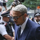 Chris Brown, vendredi matin, à son arrivée à l'audience. (EPA/Neil Hall) KEYSTONE/EPA/NEIL HALL